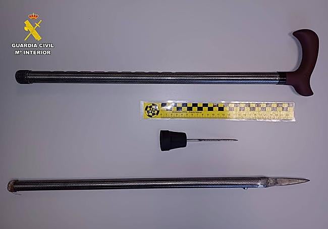 Las tres partes que componen el bastón-estoque decomisado.