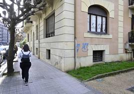 Local de la avenida de los Fueros donde ejercía el osteópata que ha sido denunciado.