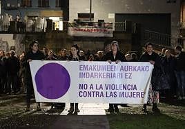 Decenas de manifestantes se han concentrado en Soraluze en protesta contra la violencia contra las mujeres.