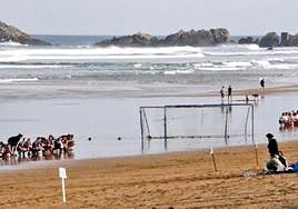 Partida denak hasi aurretik eserialdi bat egin zuten herrian izandako eraso matxista gaitzesten.