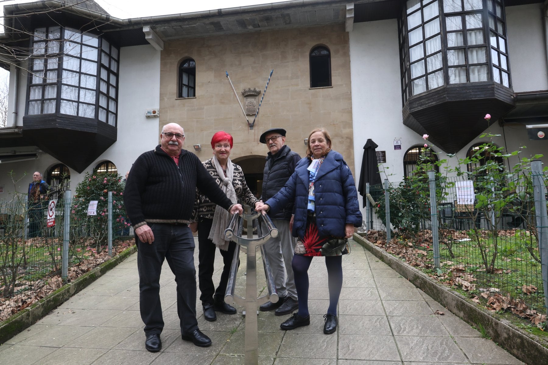 Arturo Gil, María José Iturri, Ramón Colina y Lourdes Fernández, ante el hogar Guardaplata.
