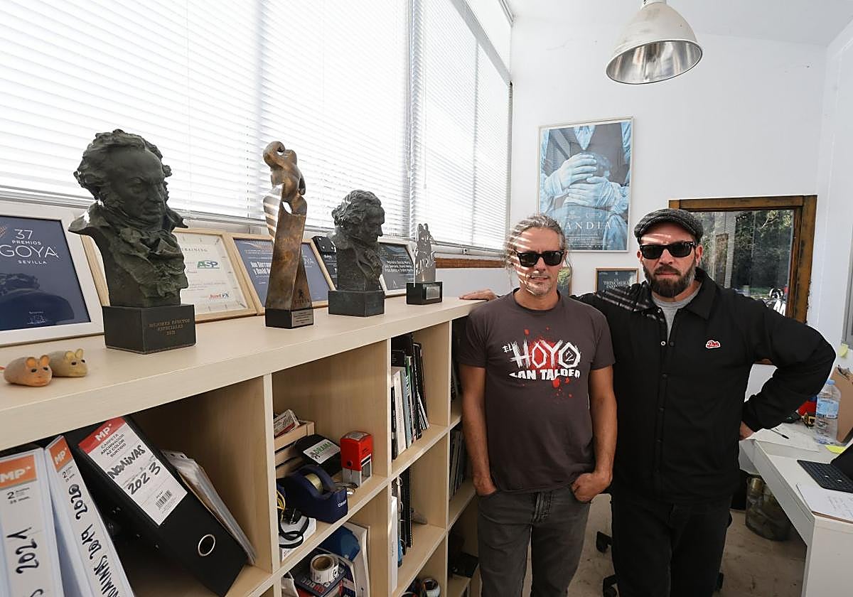 Mariano García Marty y Jon Serrano, en la oficina de Drama FX junto a los dos Goyas que han ganado por 'Handia' e 'Irati'.