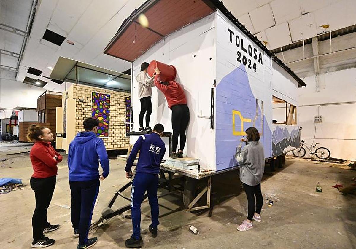 El pabellón de Bellota, en el barrio de Usabal, acoge la construcción de muchas carrozas, como esta de los Juegos Olímpicos de Invierno.