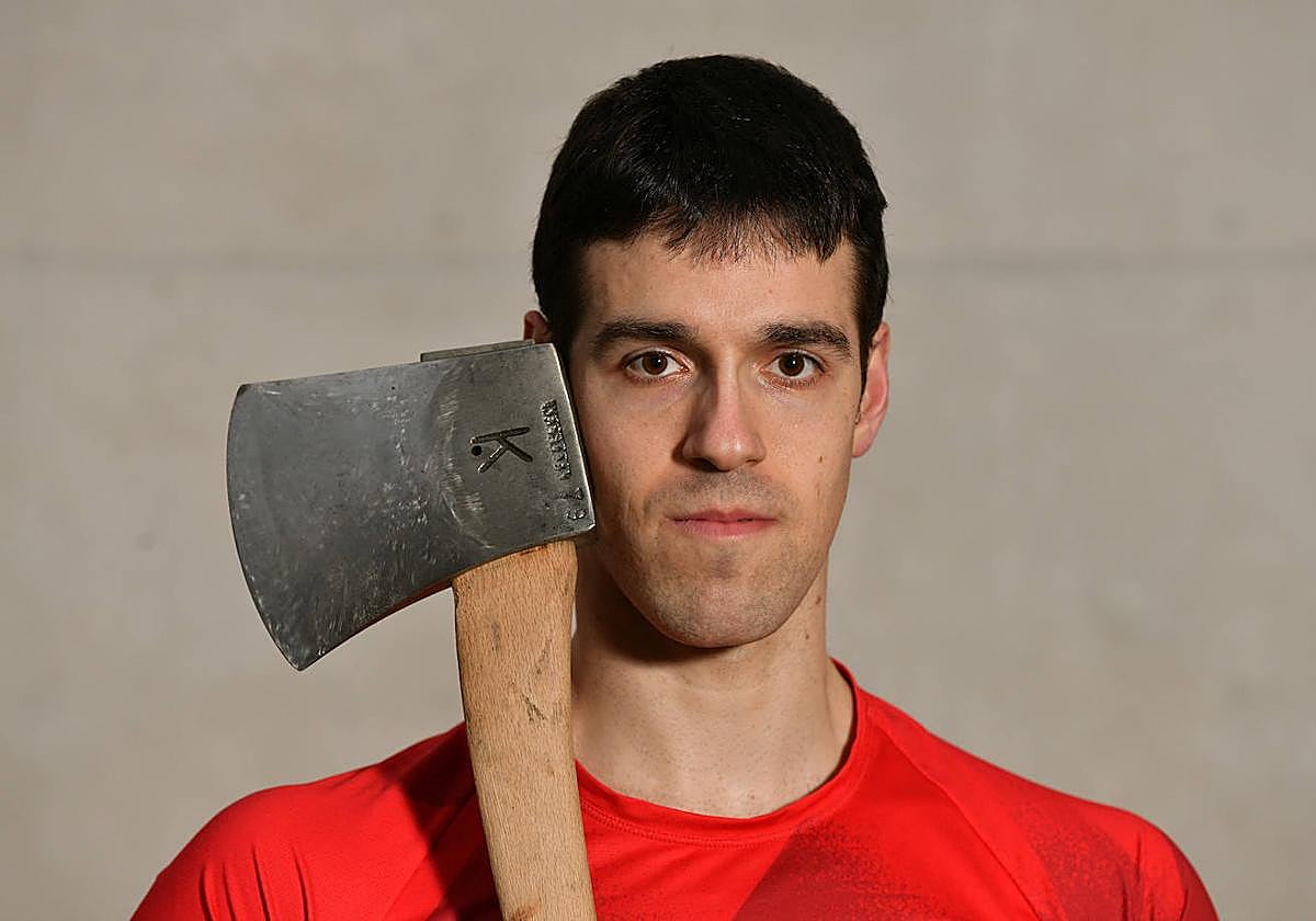 Julen Alberdi posa con su hacha.