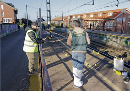 Los investigadores marcaron los indicios en el lugar en el que se produjo la pelea.