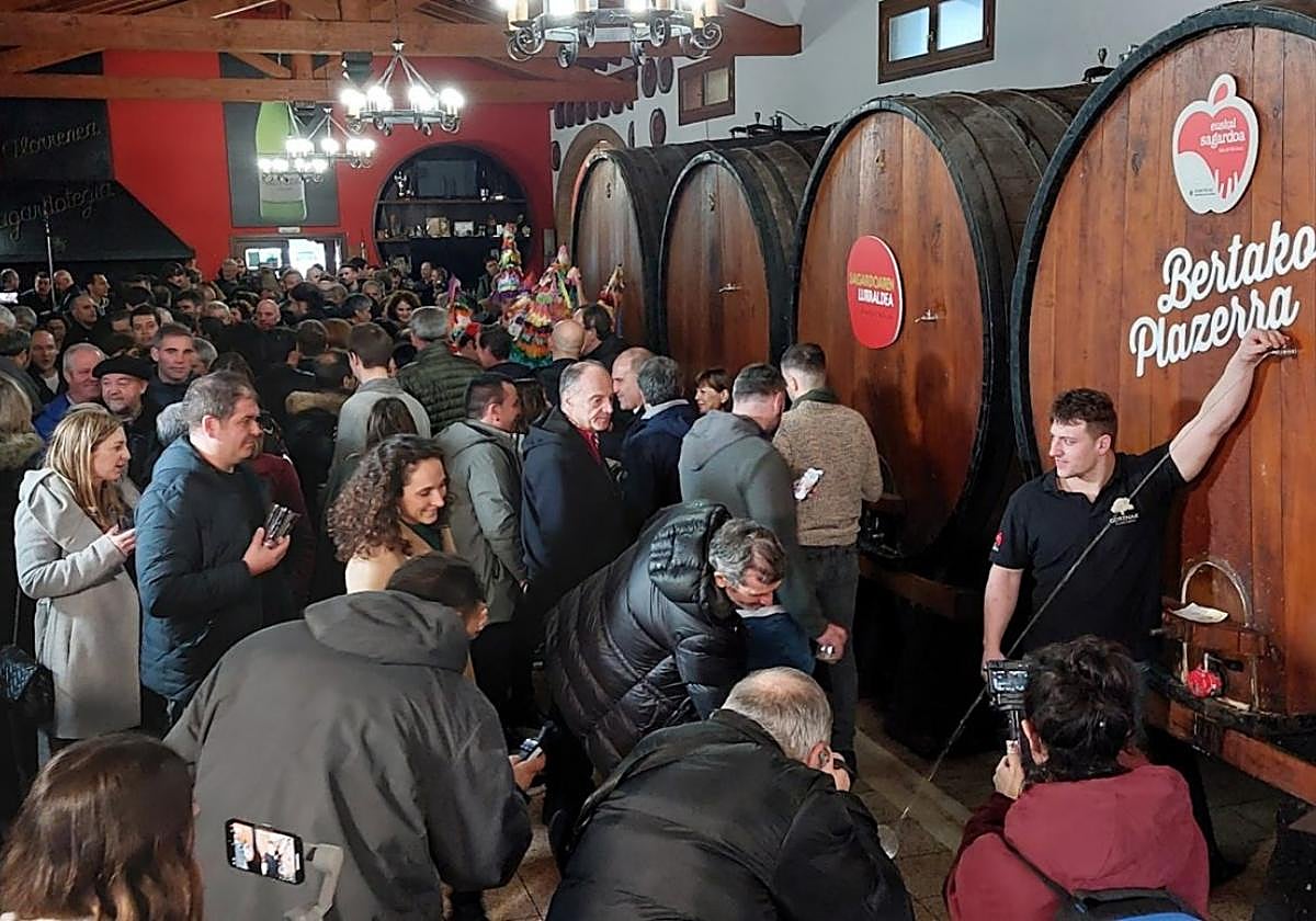 La temporada del txotx vuelve a llenar de gente las bodegas de las sagardotegis.