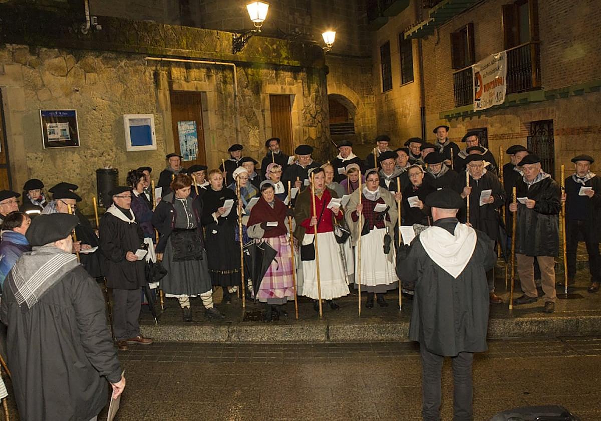 Ereintza Elkarteko kideak gaur aterako dira kalera koplak kantatzera.