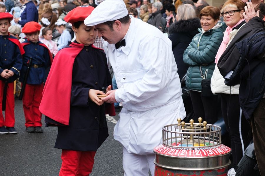 Iñudes y artzaias animan las calles de la Parte Vieja