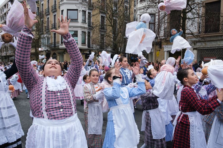 Iñudes y artzaias animan las calles de la Parte Vieja