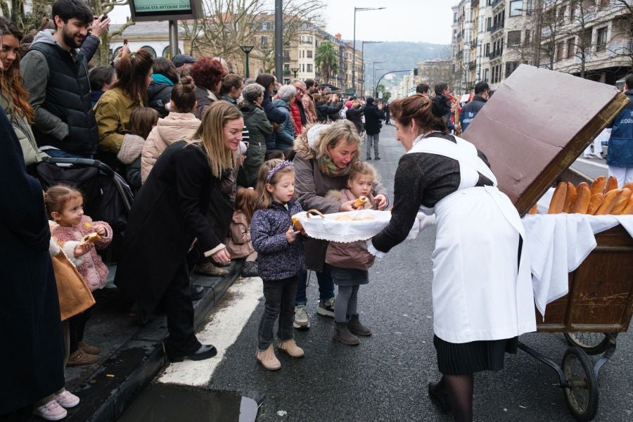 Iñudes y artzaias animan las calles de la Parte Vieja