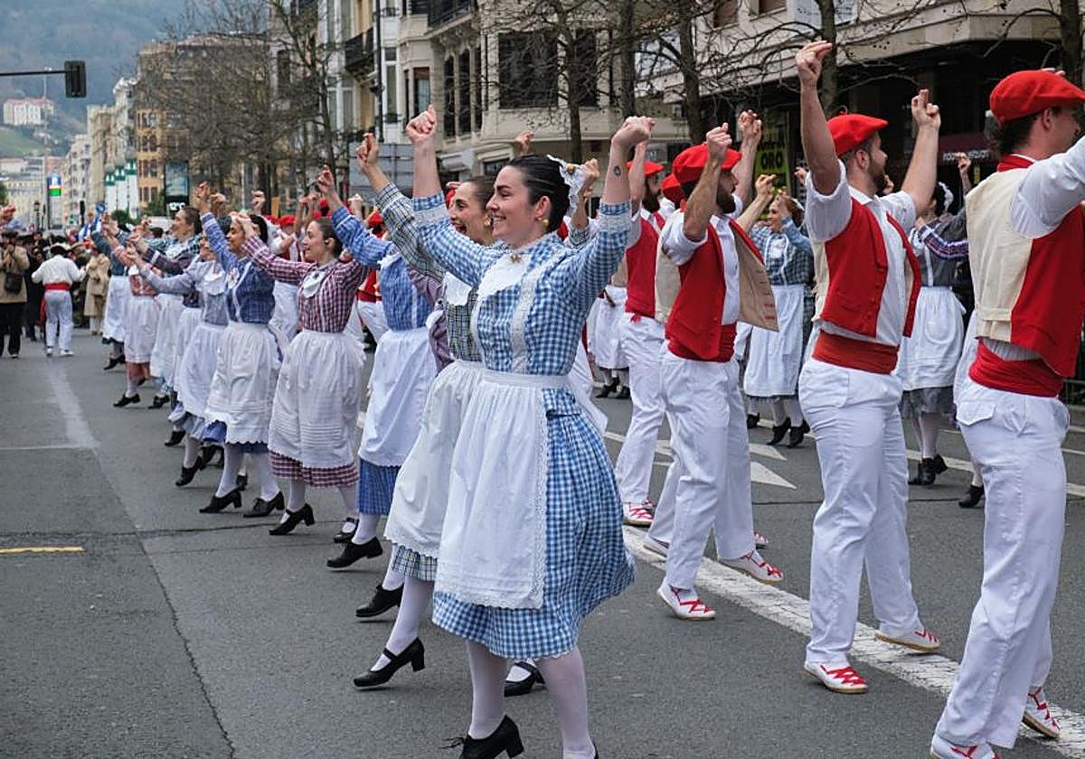 Iñudes y artzaias animan las calles de la Parte Vieja