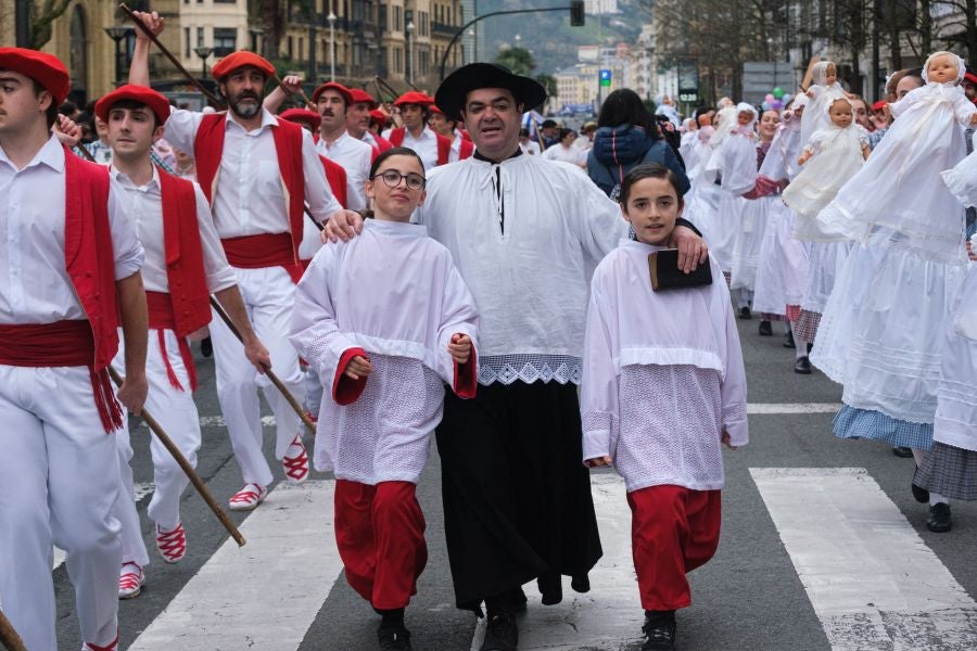 Iñudes y artzaias animan las calles de la Parte Vieja
