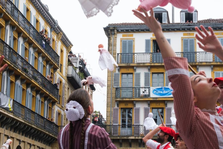 Iñudes y artzaias animan las calles de la Parte Vieja