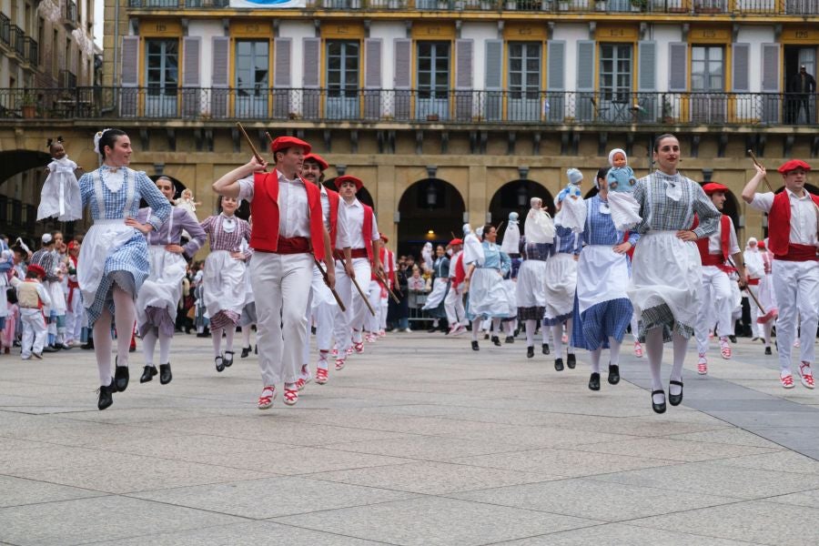 Iñudes y artzaias animan las calles de la Parte Vieja