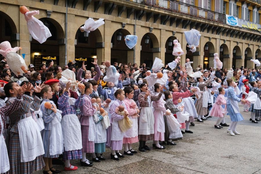 Iñudes y artzaias animan las calles de la Parte Vieja