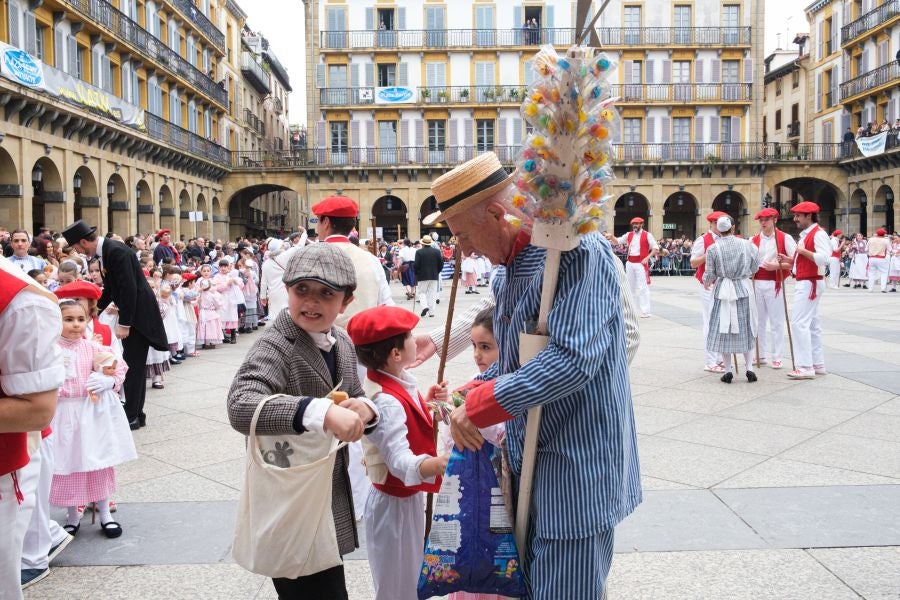 Iñudes y artzaias animan las calles de la Parte Vieja