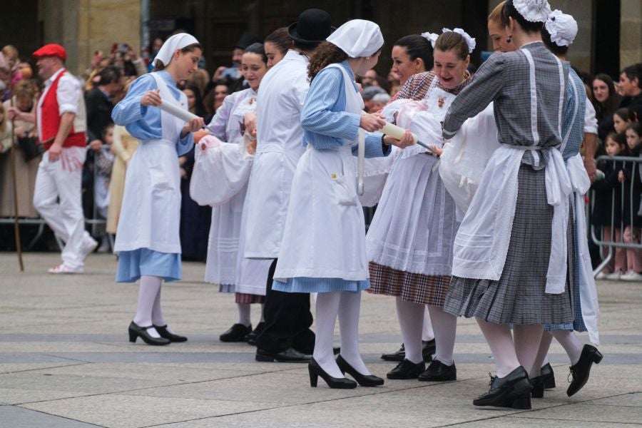 Iñudes y artzaias animan las calles de la Parte Vieja