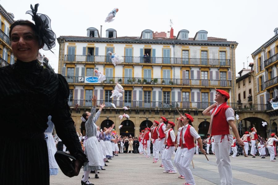 Iñudes y artzaias animan las calles de la Parte Vieja
