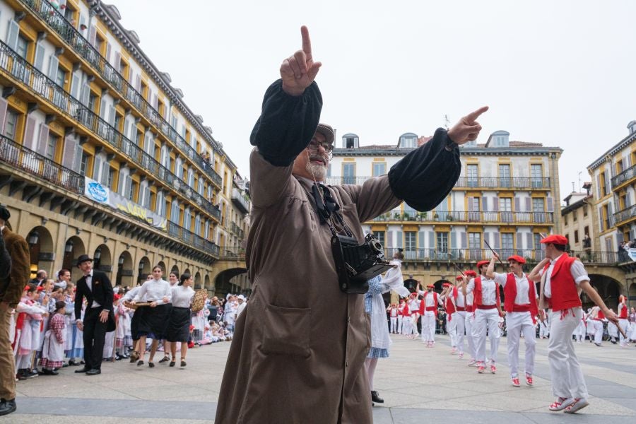 Iñudes y artzaias animan las calles de la Parte Vieja