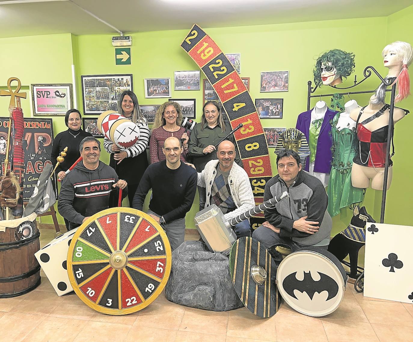 Parte del grupo de trabajo de la comparsa de San Vicente de Paúl con atrezzo de carnavales pasados y de los de este año.