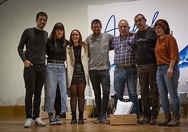 Oionen kantuan aritu diren sei bertsolariak Eli Plazaola gai-jartzailearekin.