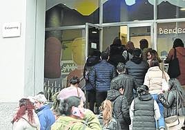 Los padres del Scientia Karmelo de Donostia mantuvieron ayer por la tarde una reunión con Educación para conocer el futuro de sus hijos.