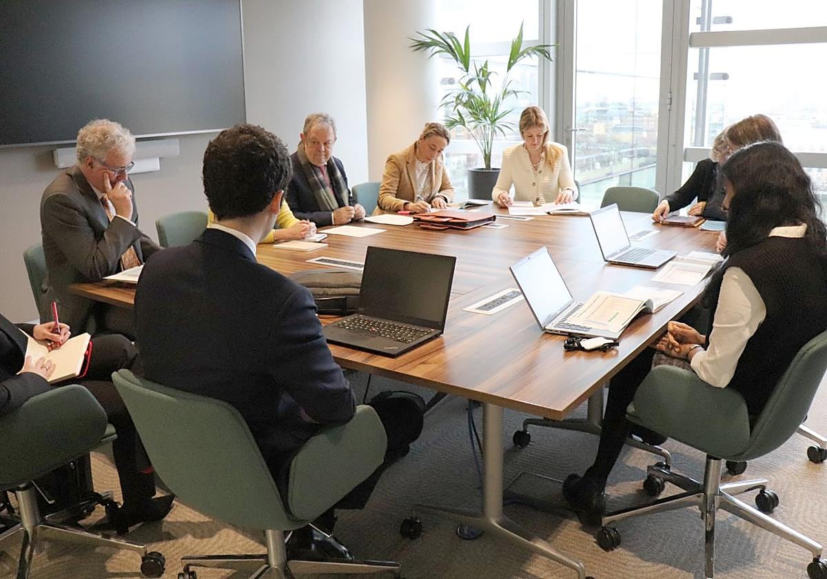 El consejero Azpiazu se reunió ayer en Londres con los inversores.