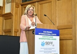 Consuelo Ordóñez, presidenta de Covite, ayer con algunas víctimas del terrorismo en Madrid.