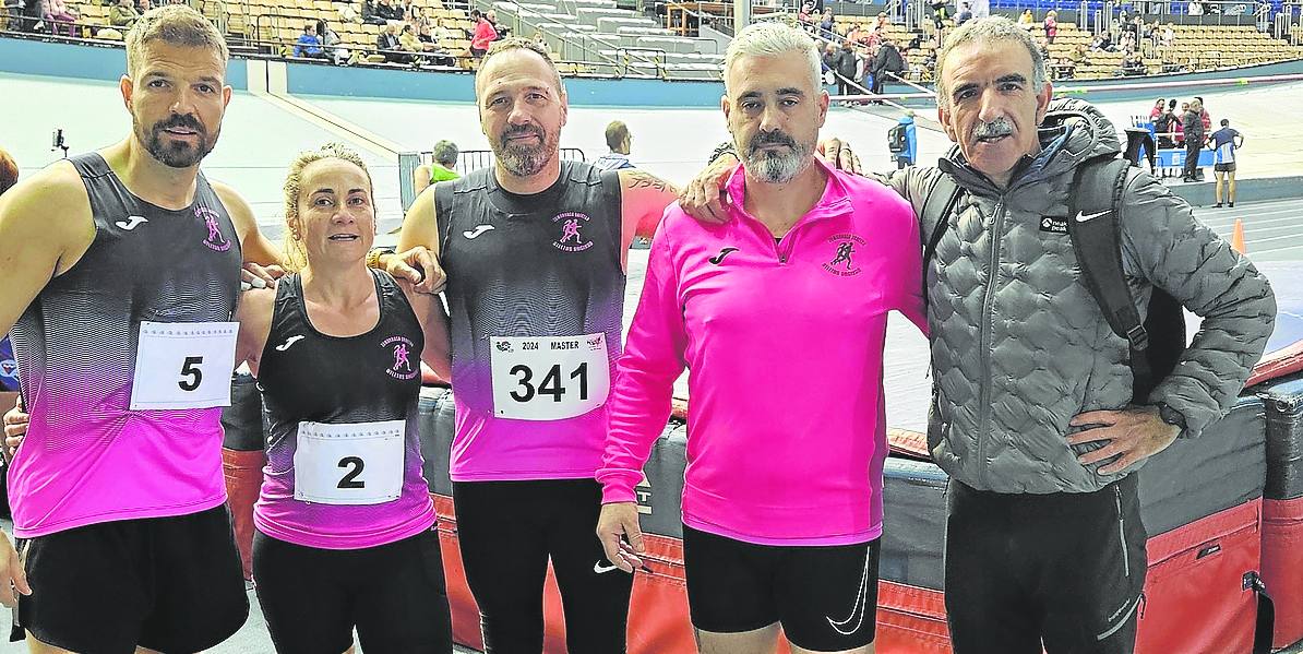 Los atelas del club de Argixao durante su estreno el domingo, en el velódromo de Anoeta.