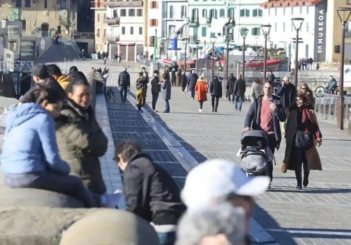 Ciudadanos paseando por el Puerto donostiarra.