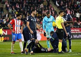 Oyarzabal se duele en el suelo, el sábado en Montilivi tras el golpe recibido por el portero del Girona Gazzaniga.