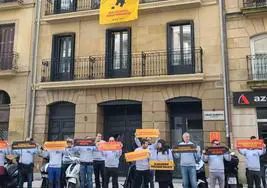 Miembros de Sortu durante la protesta de esta mañana frente al edificio de la calle Zubieta cuyo edificio ha sido ocupado por varios activistas de la organización