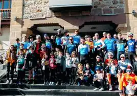 Los participantes en la prueba ciclista popular celebrada el sábado posan en frente al ayuntamiento.