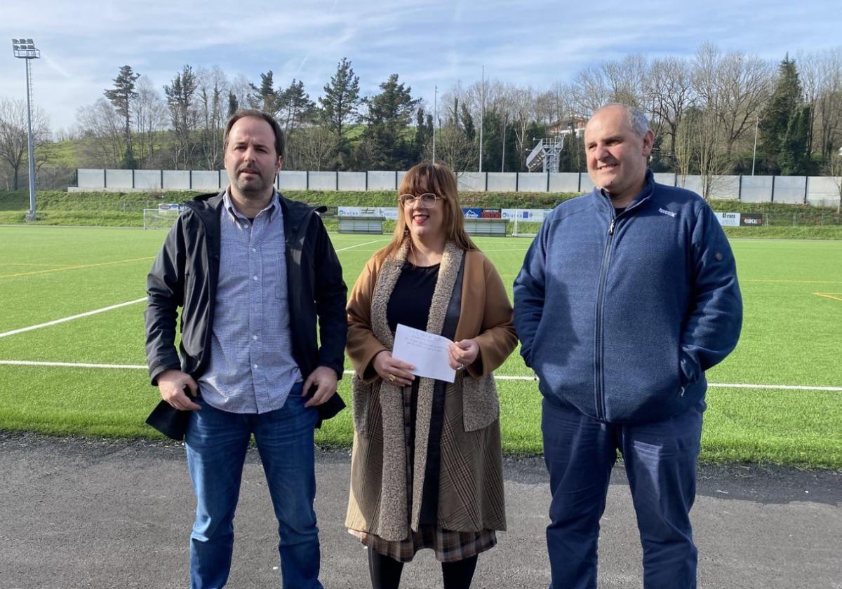 El alcalde Andoni Álvarez, la diputada de Deportes, Goizane Álvarez, y el presidente del Euskalduna, Jimmy Brosa, frente al nuevo césped.