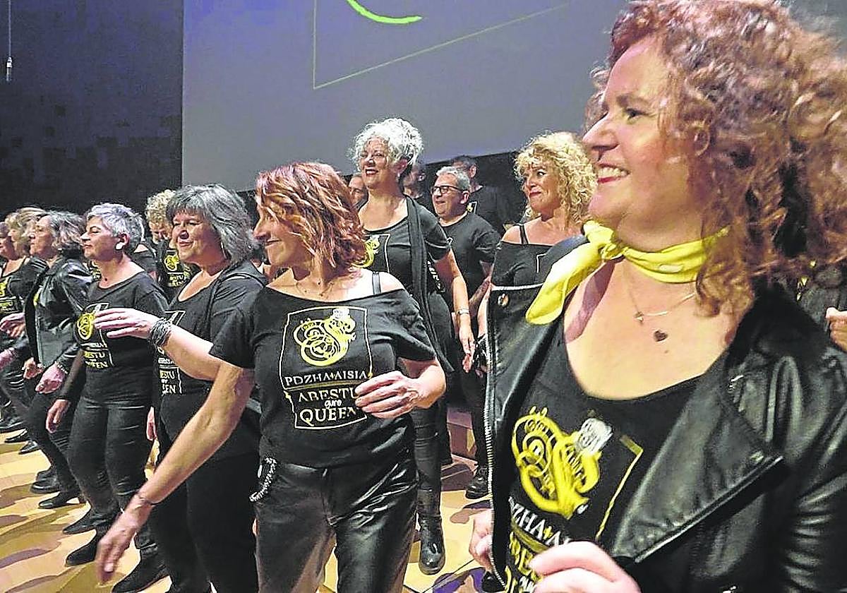 Componentes de Paz de Ziganda Helduen abesbatza en plena acción, entre ellos, Begoña Illarramendi.