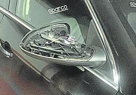 Uno de los vehículos con el retrovisor destrozado que se encontraban en un parking público.