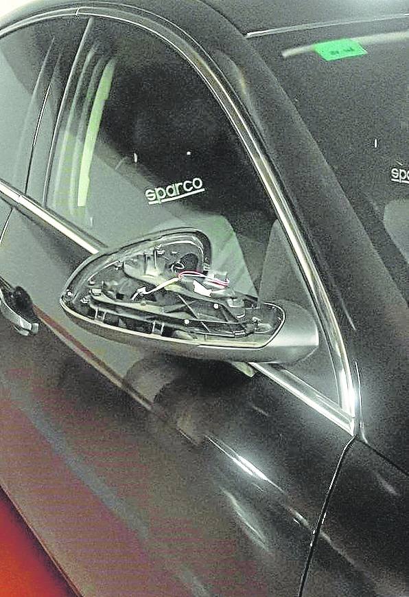 Uno de los vehículos con el retrovisor destrozado que se encontraban en un parking público.