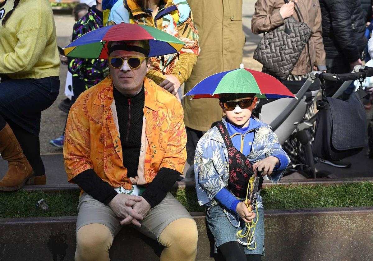 Un padre y su hijo posan con su sombrero-paraguas.