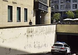 Un coche de la Ertzaintza entra en el Juzgado de Tolosa.