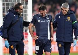 Mikel Oyarzabal se retira dolorido en Montilivi.