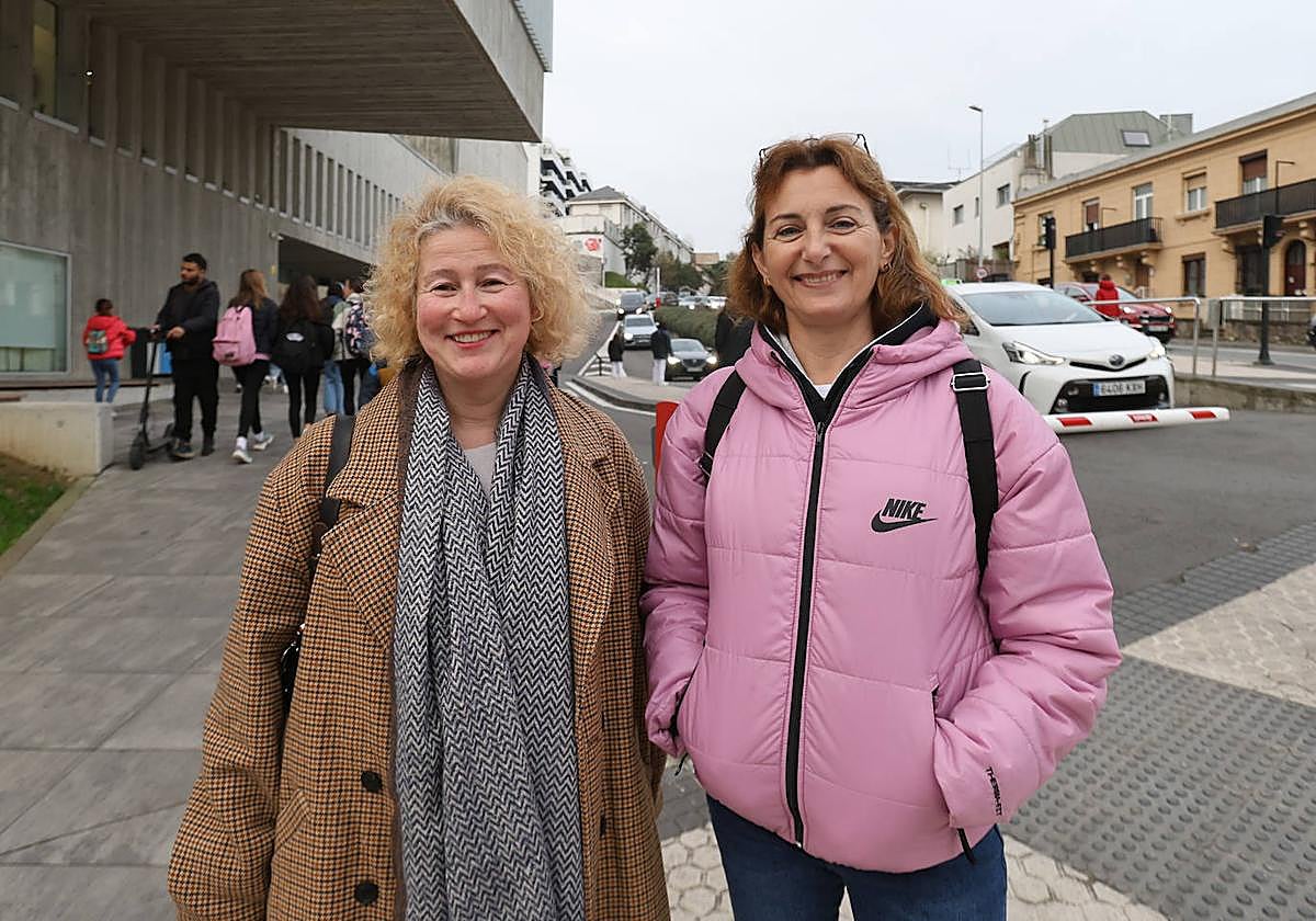Ana Mari y Kontxi, madres de alumnos de 5º de Primaria, se alegran del acuerdo alcanzado.
