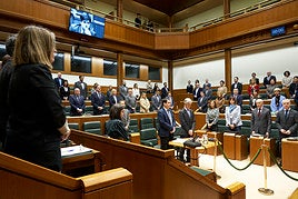 Minuto de silencio en el Parlamento Vasco.