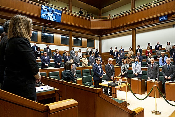 Minuto de silencio en el Parlamento Vasco.