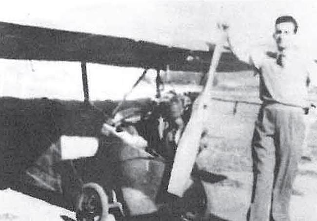 Elias Eguiguren con su avioneta tipo 'pulga del cielo'.
