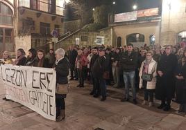 La concentración celebrada al anochecer en la plaza.