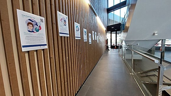 La exposición en Erribera se ha instalado en la zona situada junto a la escalera central del edificio cultural.