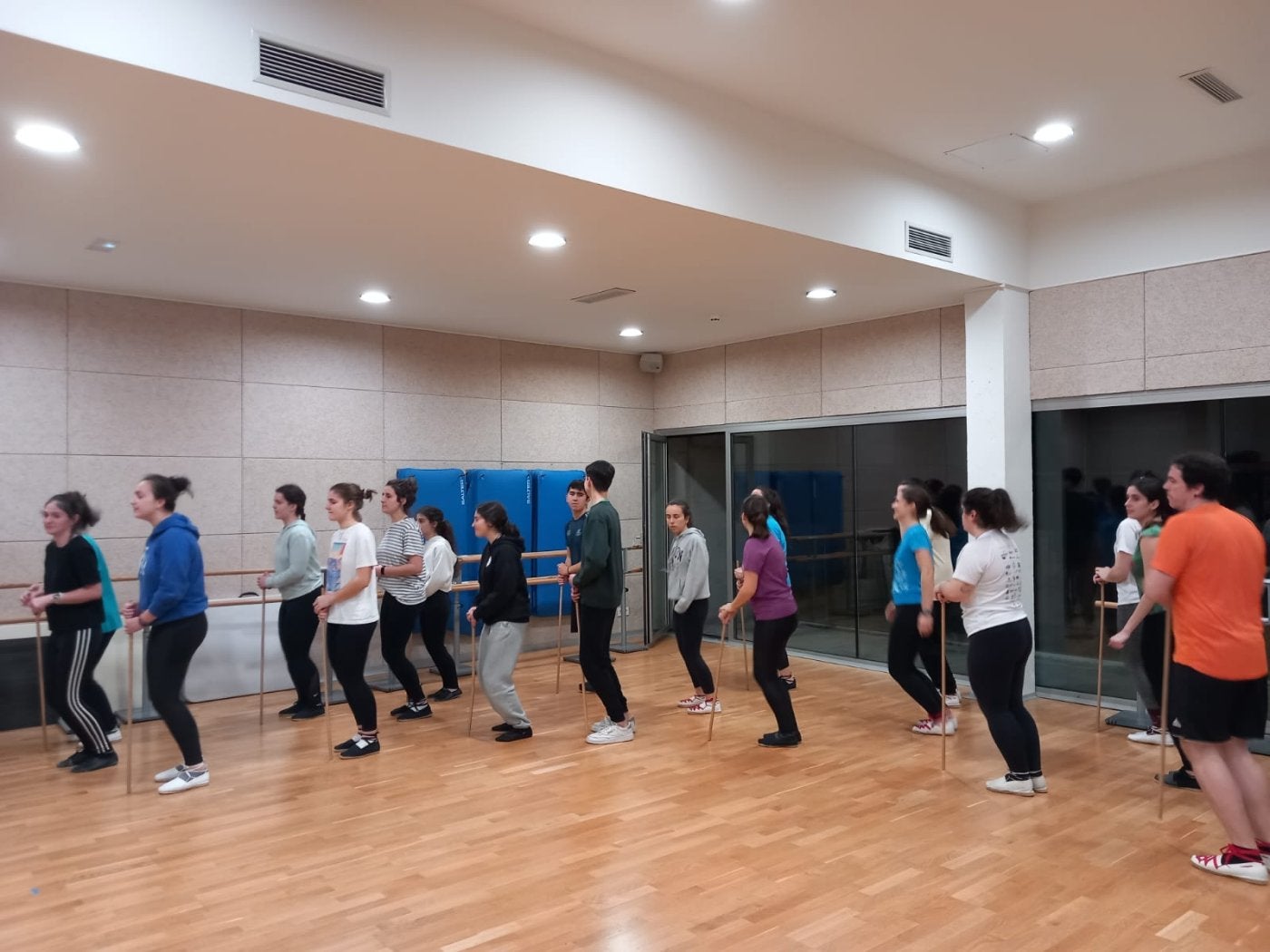 Kemen Dantza Taldeko kideak, aste honetan burutu duten entseguetako batean.