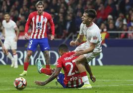 Reinildo derriba a Prados en la acción que supuso el penalti a favor del Athletic.