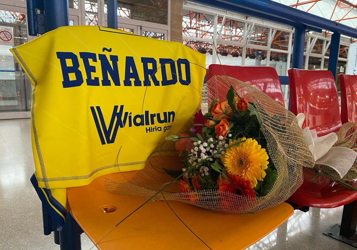 La camiseta especial del partido de mañana, en el asiento que ocupaba habitualmente Beñardo García.