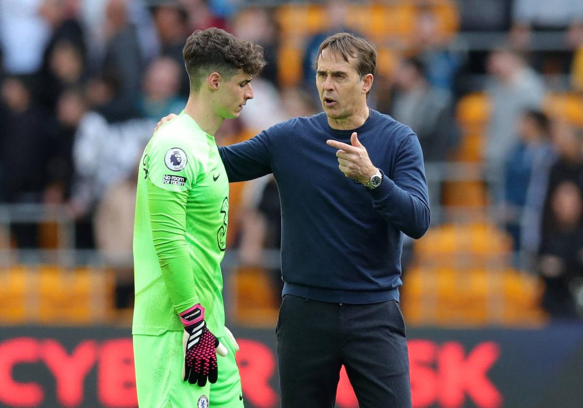 Julen Lopetegui conversa con Kepa Arrizabalaga durante un encuentro de Premier League.